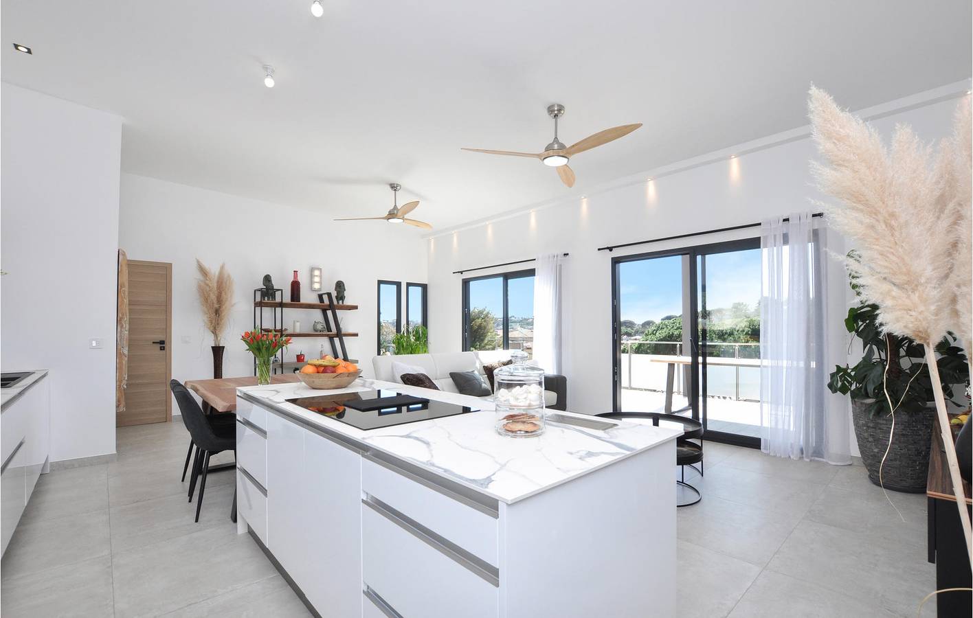 Refugio junto a la playa: 108 pies cuadrados con aparcamiento, aire acondicionado, terraza, piscina e Internet (a 900 m de la playa de Débarquement) in Cavalaire-sur-Mer, Region de Draguignan