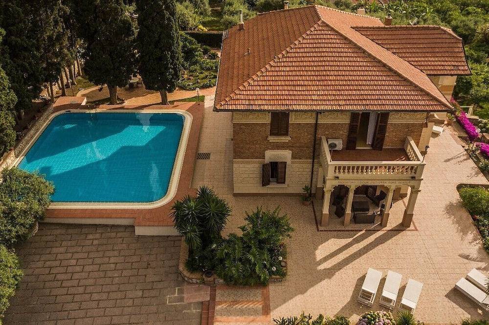 Villa with swimming pool, jacuzzi and tennis, in front of the Aeolian Islands in Messina, Messina Province