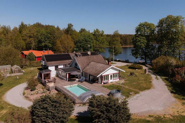 Ferienhaus für 8 Personen, mit Garten und Pool sowie Seeblick und Ausblick, mit Haustier - 1