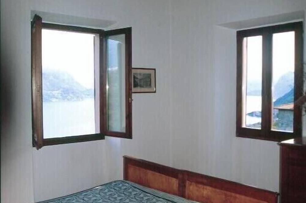 Schönes Haus mit Weinreben bewachsenen Terrasse mit Blick auf den Comer See in Santa Maria Rezzonico, Comune di San Siro