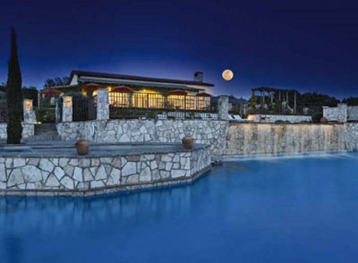 Hotel for 4 people, with terrace and hot tub as well as pool in Texas Hill Country