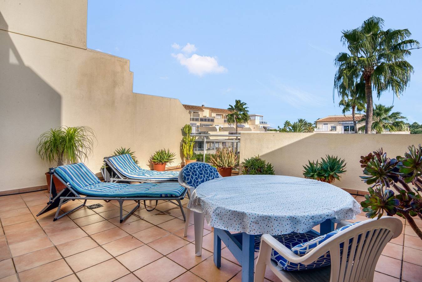 Ganze Wohnung, Casa "Jardines de Denia Iii" mit Meerblick, Pool, Wlan, Klimaanlage, Terrasse und Garten in Las Marinas, Dénia