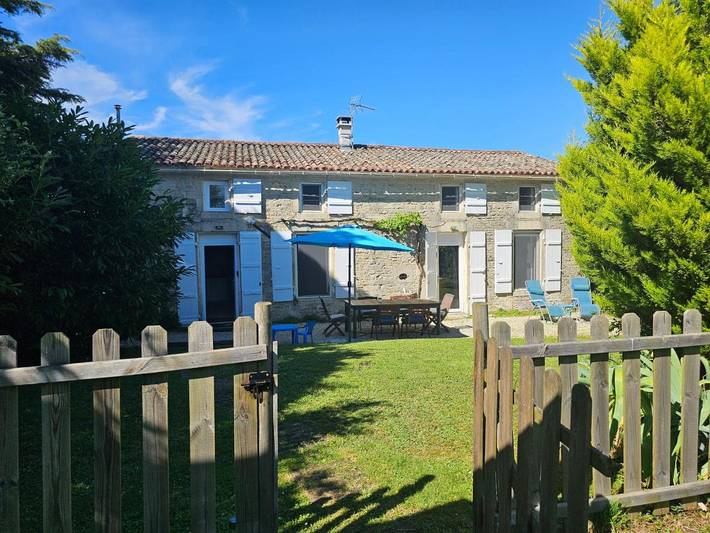 Location de vacances pour 7 personnes, avec jardin et piscine, adapté aux familles à Genouillé - 2