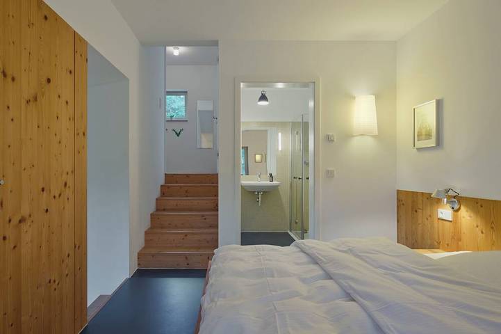 Architektenhaus, Holzhaus auf 10000 m2 Wiesen- und Waldgrundstück Weitblick in Schutz, Vulkaneifel