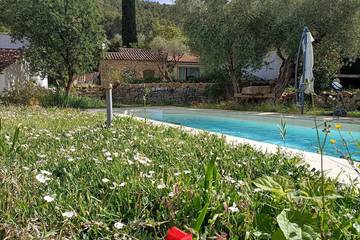 Cottage pour 5 personnes, avec piscine ainsi que terrasse et jardin à Solliès-Toucas