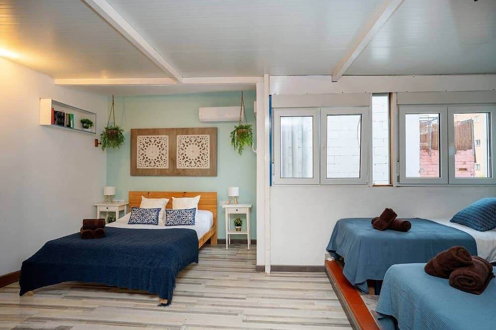 Ganze Wohnung, Penthouse with terrace 20' Barcelona center / 10' walk to the beach / 15' Fórum Bcn in Sant Adrià de Besòs, Barcelonès