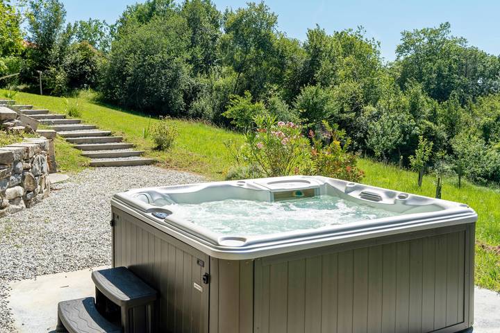 Charming house with jacuzzi, private terrace, garden, and Wi-Fi in Arcangues in Arcangues, Bayonne region