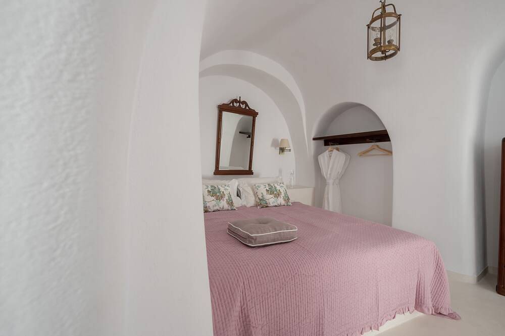 Entire apartment, Casa Santantonio - Senior Cave Apartment with outdoor Jacuzzi in Firostefani, Thera