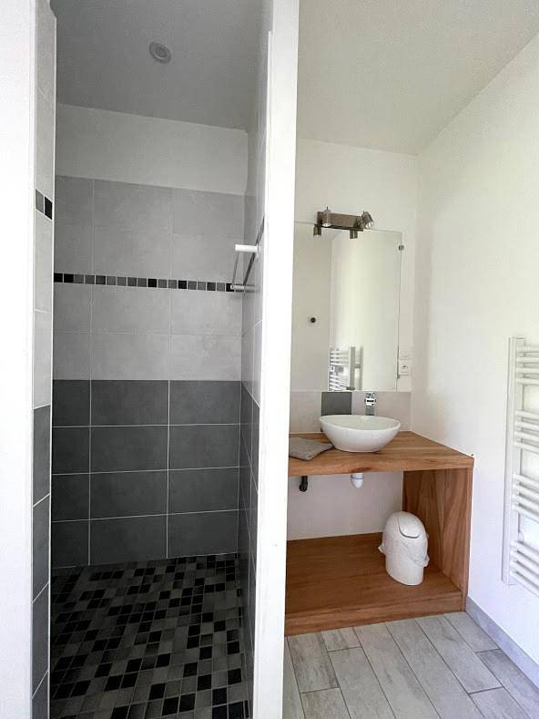 Double Room with Private Bathroom in Le Bourdet, Région de Niort