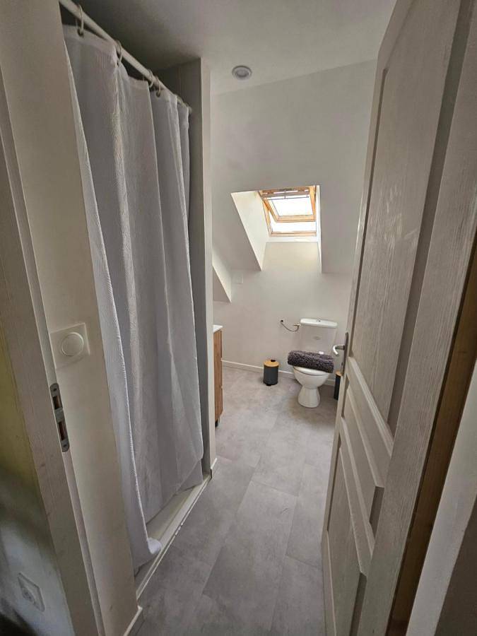 Double Room with Shared Bathroom in Ruaudin, Sarthe