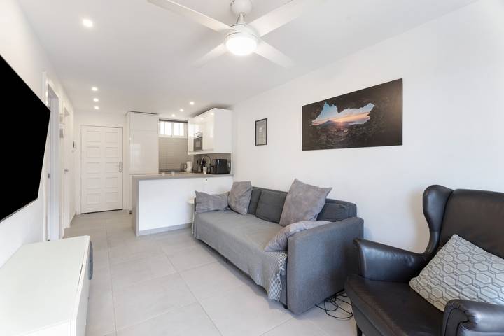 Apartamento entero, Vacaciones 'El Dorado 206' con piscina compartida, terraza compartida y Wi-Fi in Playa de las Américas, Arona 