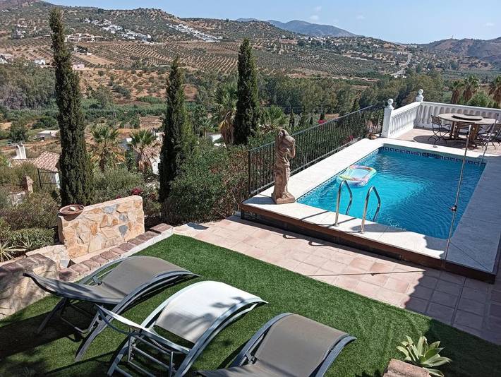 Casa rural para 6 personas, con jardín además de vistas y piscina en Viñuela