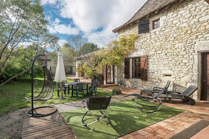 Location de vacances pour 6 personnes, avec Terrasse ainsi que Jardin et Piscine à Bouniagues