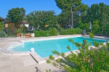Gîte pour 4 personnes, avec jardin ainsi que terrasse et piscine à Saint-Siffret