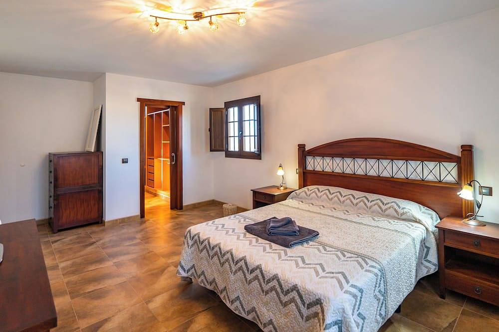 Villa Tebeto with spectacular Sunsets and Sacred Mountain views in Tindaya, La Oliva