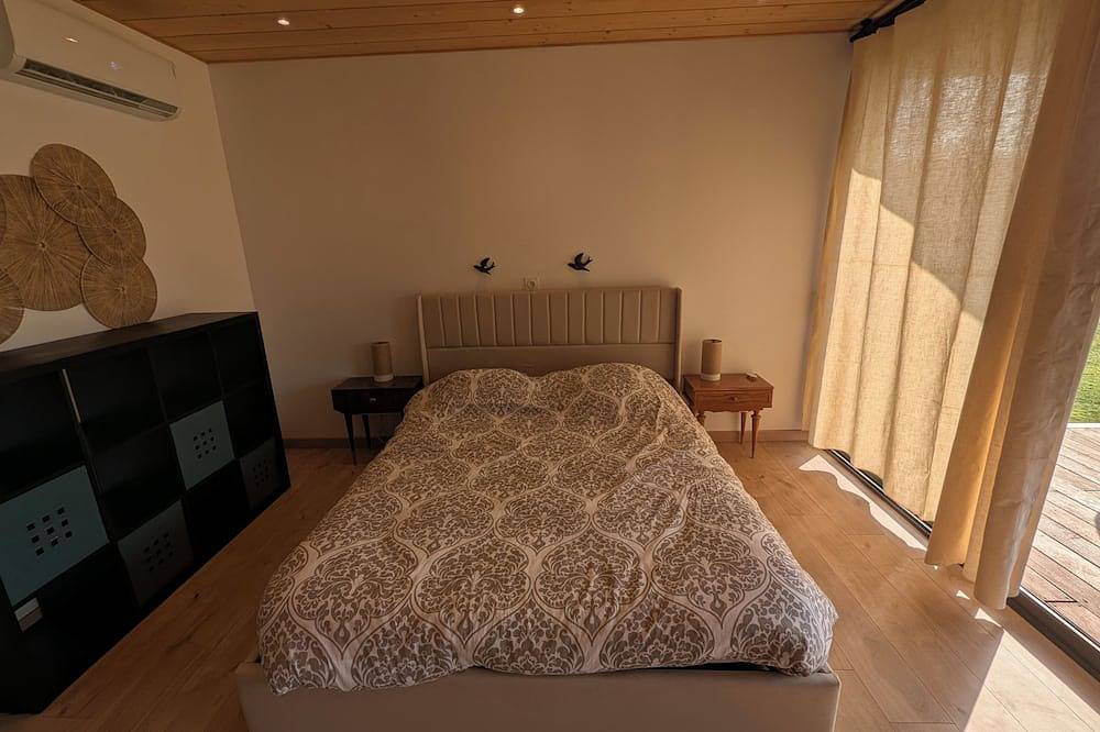Entire apartment, Superb new T2 - 5min from town center - meadow view in Istres, Istres region