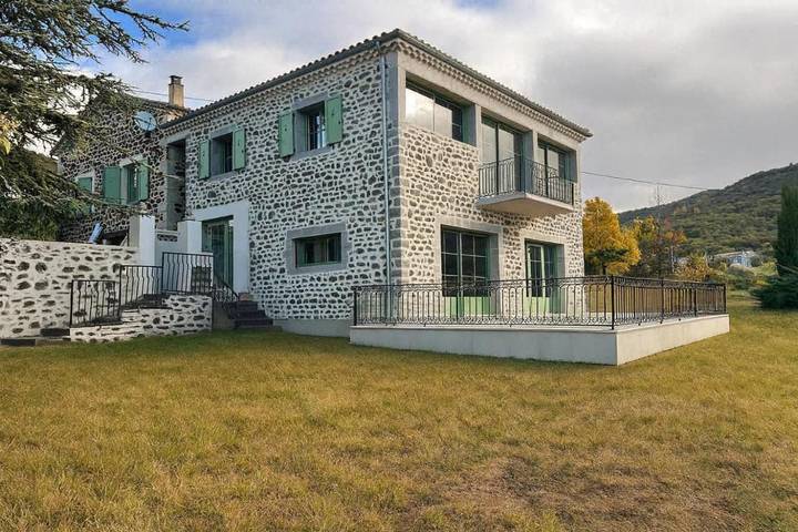 Location de vacances pour 15 personnes, avec vue ainsi que piscine et terrasse, animaux acceptés à Lussas