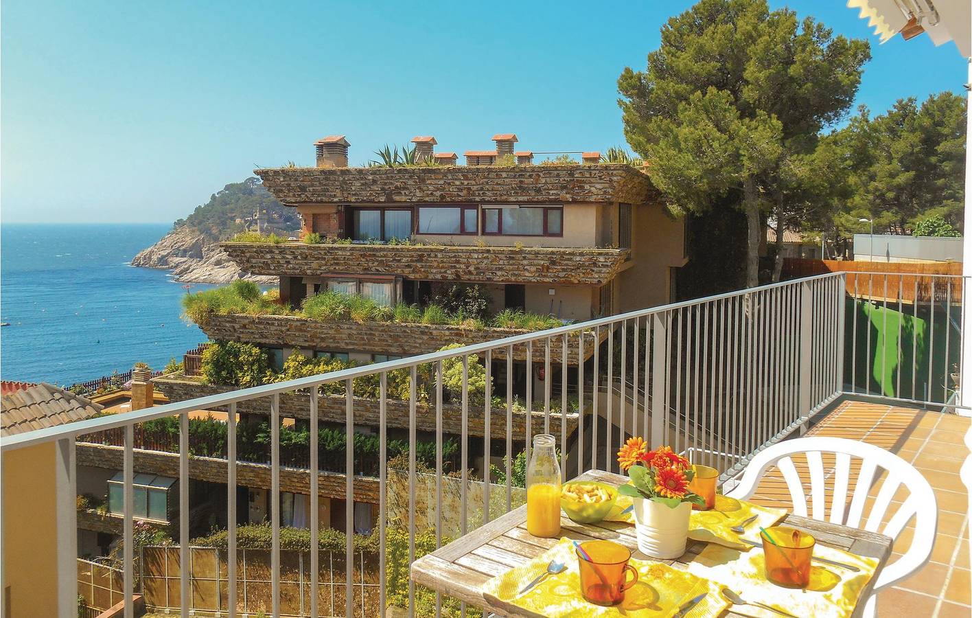 Entire holiday apartment, Cozy Cala Pola Apartment with AC, Parking & Terrace in Tossa de Mar, Costa Brava