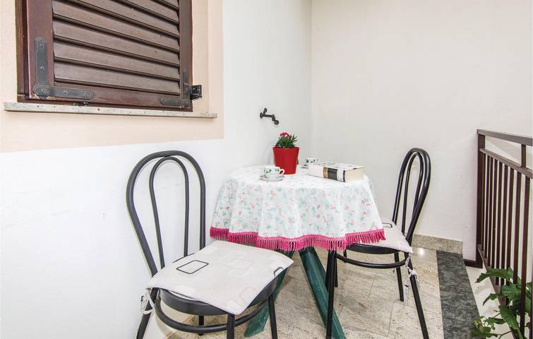 Apartamento vacacional entero, A solo 2 km de la playa: amplio apartamento con terraza y aparcamiento in Starigrad Paklenica, Starigrad