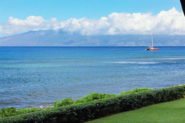 Beach rental for 4 people, with yard and balcony as well as hot tub and pool on Maui