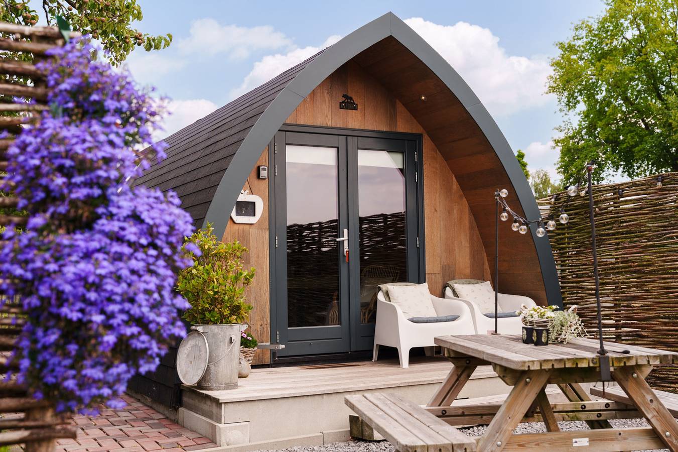 Modern 2-person tiny house with hot tub in Uitwijk, near Gorinchem in Brabante Septentrional