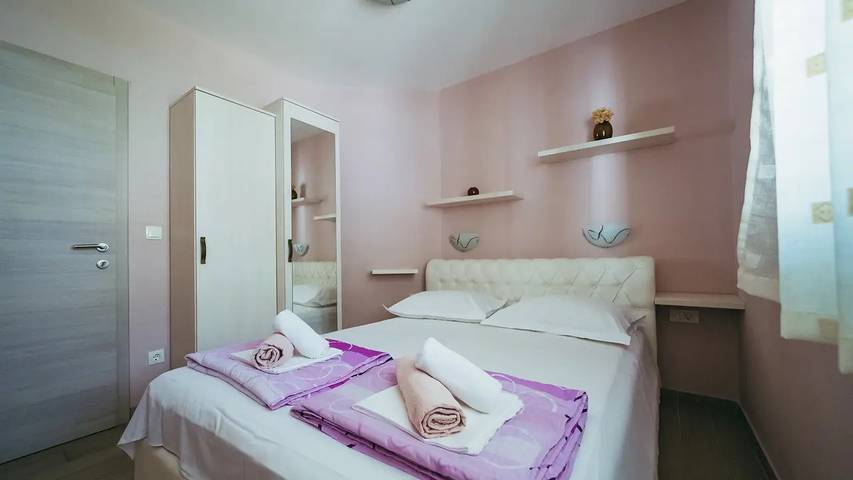 Apartament wakacyjny dla 4 osób, z basen w Promajna