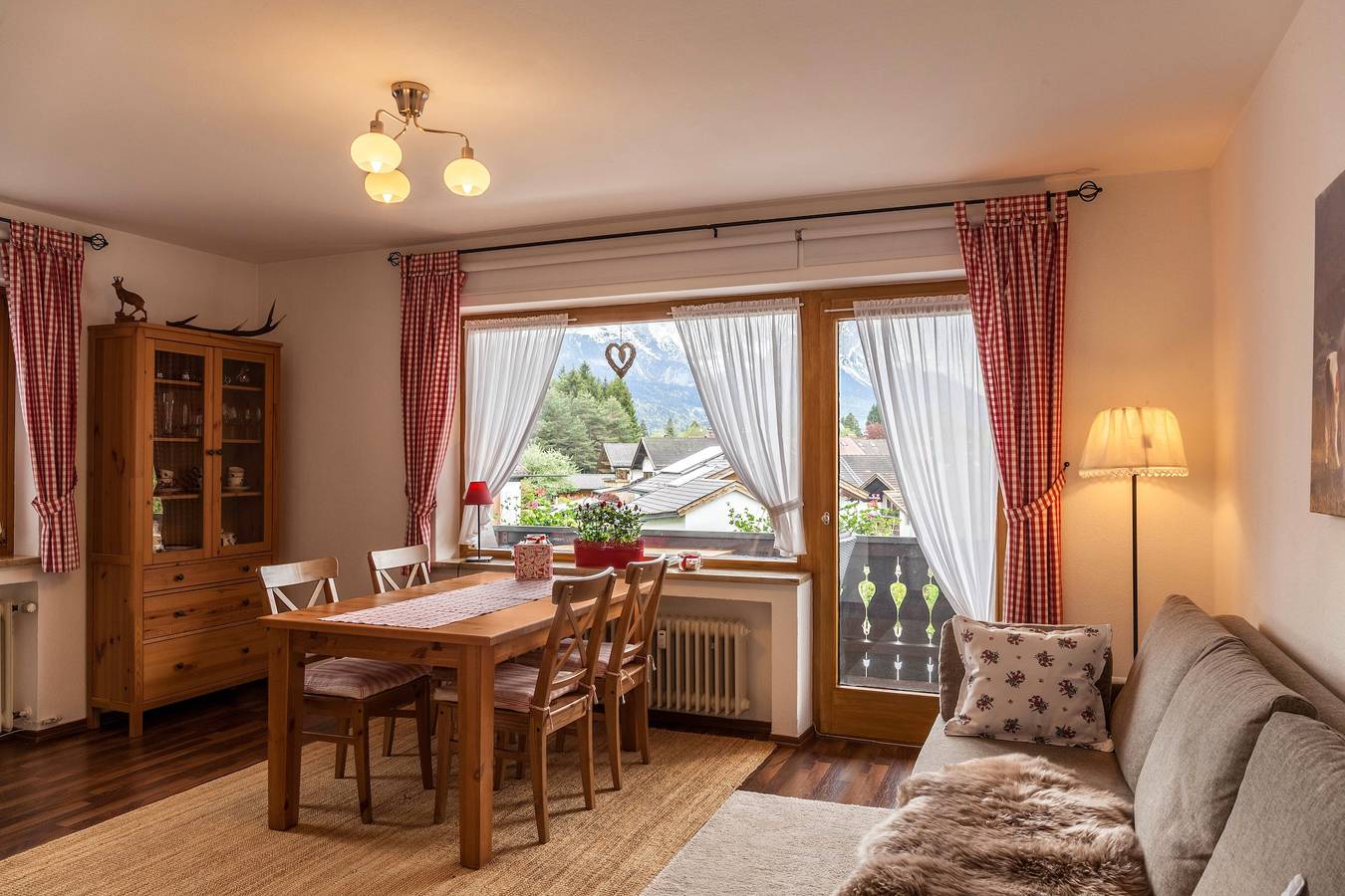 Hel lägenhet, Apartment Bergblick in Garmisch with View of the Alps, Balcony & Wi-Fi in Garmisch-Partenkirchen, De Bayerska Alperna