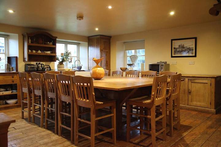 Einzigartiges Ferienhaus mit beheiztem Swimmingpool im Inneren und Whirlpool in Stockland, Devon