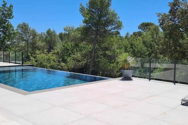 Location de vacances pour 2 personnes, avec piscine et terrasse ainsi que vue et jardin dans Golf de Barbaroux - 3