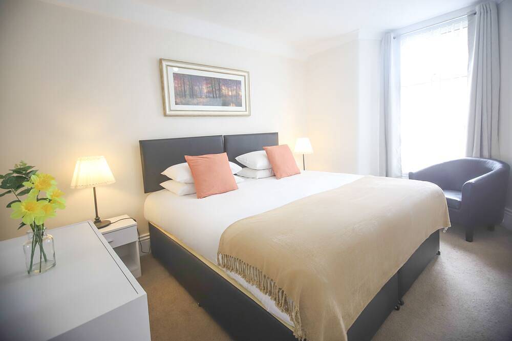 A 6 bedroom property, 2  minute walk to the sea front, beach and restaurants. in Teignmouth, Devon