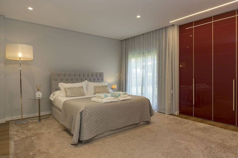 Quiet Villa with wonderful views of the golf courses! in Aroeira, Charneca de Caparica e Sobreda