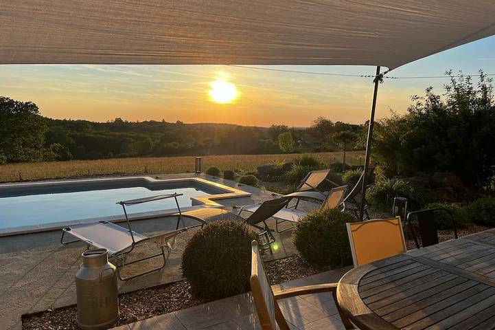 Location de vacances pour 8 personnes, avec Terrasse ainsi que Jardin et Piscine à Pontours