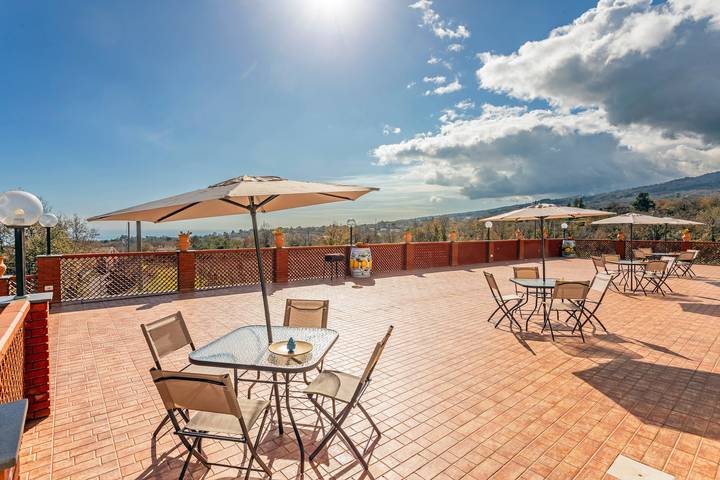 Appartamento intero, Appartamento 'Camia Etna House - Deluxe' con vista mare, Wi-Fi e aria condizionata in Piedimonte Etneo, Etna