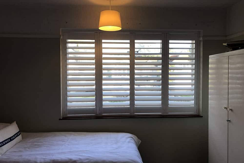 Sandbanks Holiday Home Poole  5 minutes walk to the  Beach\nsleeps 8/9 in Sandbanks, Poole