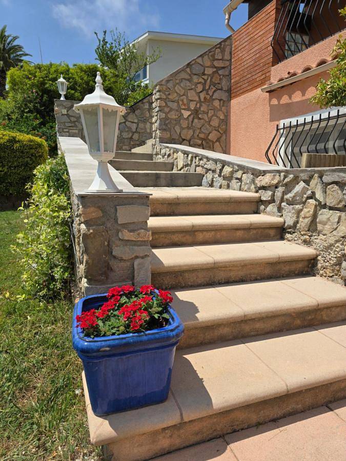 Villa pour 12 personnes, avec vue ainsi que piscine et jardin, animaux acceptés à Bandol - 2