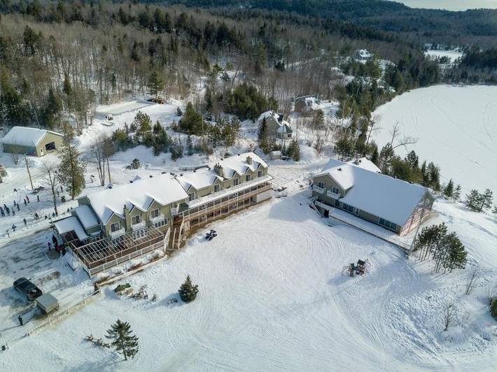 Cottage pour 6 personnes, avec piscine ainsi que jacuzzi et terrasse