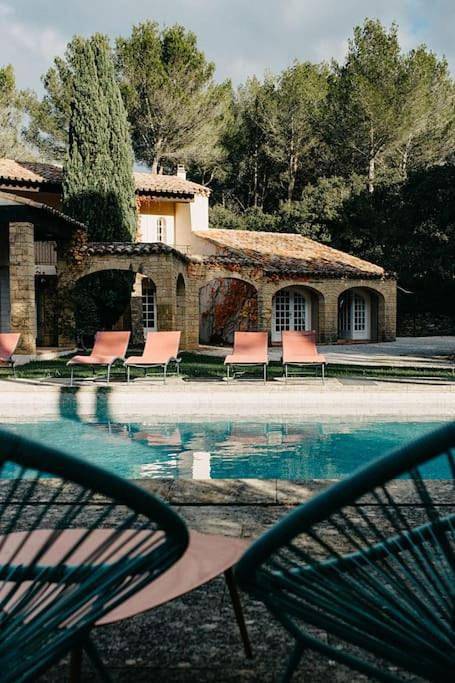 Location de vacances pour 11 personnes, avec jardin ainsi que piscine et vue à Cornillon-Confoux - 2