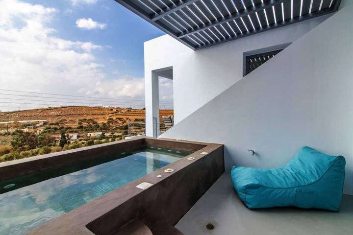 Villa for 6 people, with balcony and hot tub as well as pool in Tinos