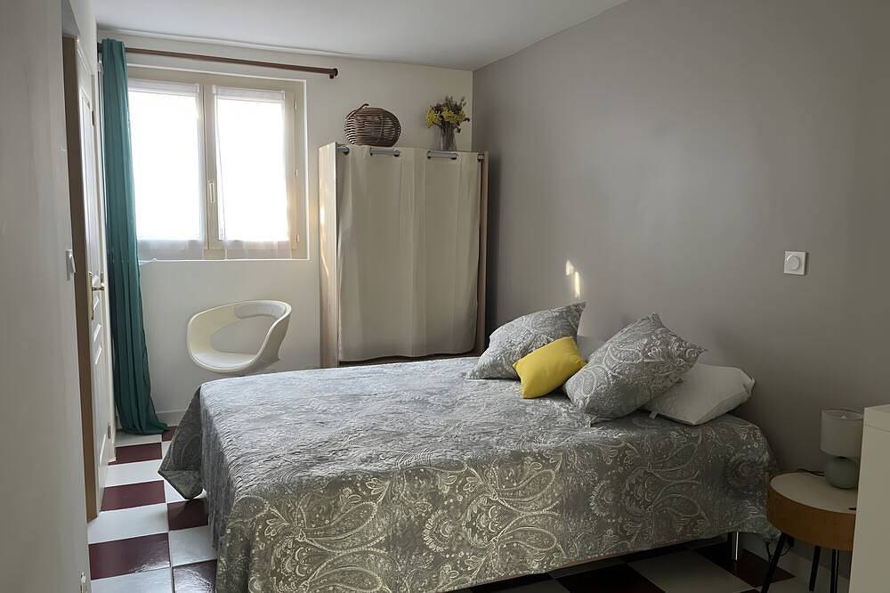 Entire apartment, Studio 'La Dolce Vita' with Shared Pool, Wi-Fi and Air Conditioning in Lambesc, Aix-en-Provence region