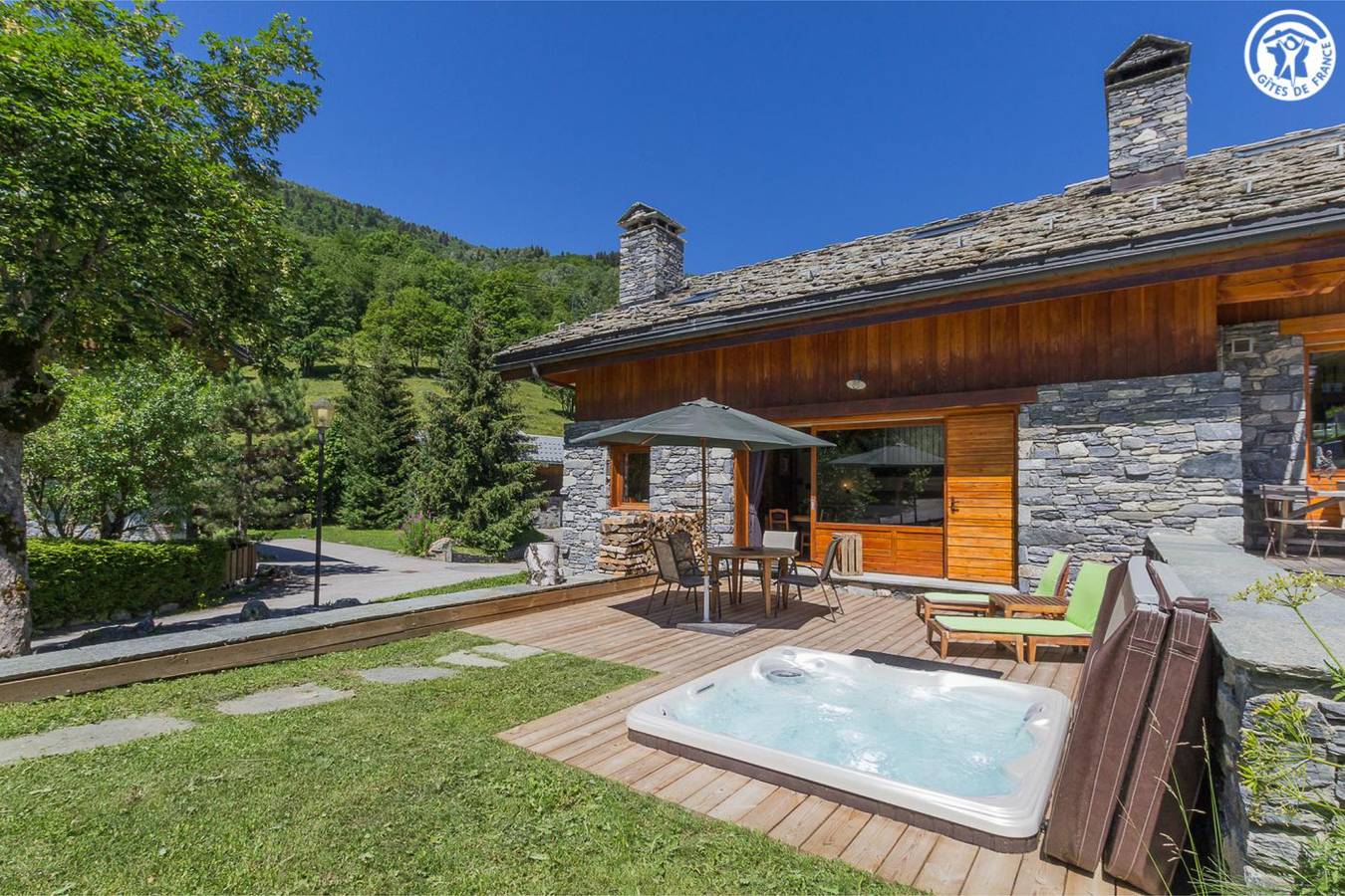 Chalet 'Duhoux' with Mountain View, Private Terrace and Wi-Fi in Les Allues, Les Trois Vallées