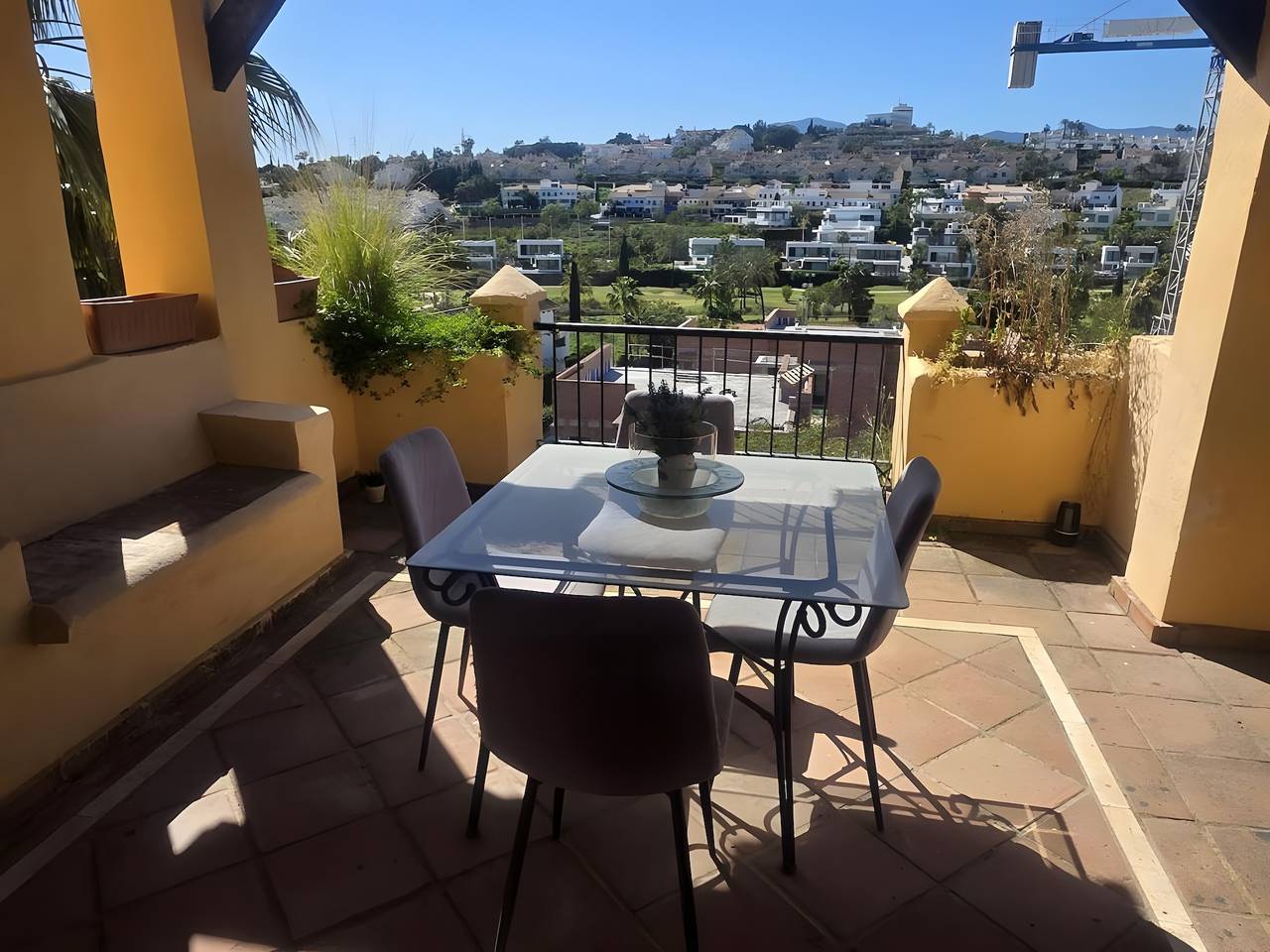 Apartamento entero, Apartamento 'Paraíso' con vistas a la montaña, Wi-Fi y aire acondicionado in Estepona, Costa del Sol