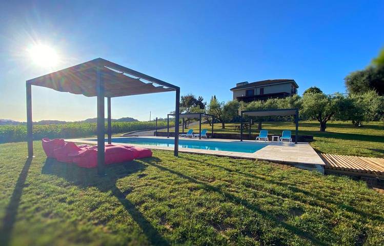 Gîte pour 2 personnes, avec Balcon et Terrasse ainsi que Jardin et Piscine à Petritoli
