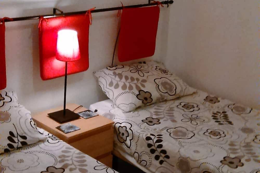 Entire apartment, Quiet sunny apartment, 3 min walk to beach, communal pools, terrace, Wifi A/C Tv in Playa La Bajadilla, Roquetas de Mar