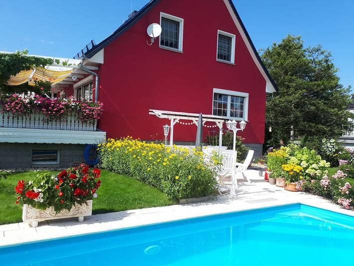 Ferienhaus für 4 Personen, mit Pool und Garten sowie Balkon