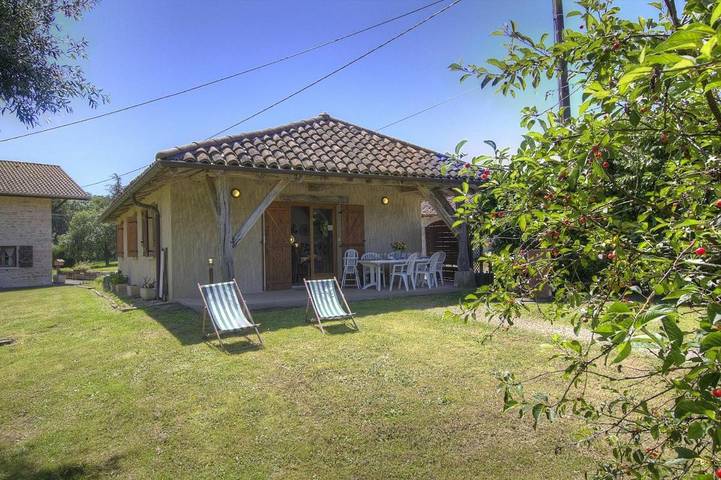 Gîte pour 6 personnes, avec jardin à Lescheroux