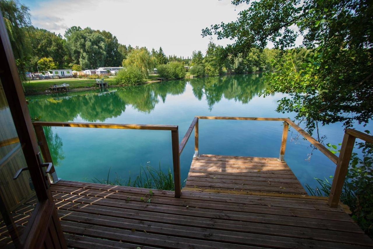 Camping du Château Vert in Hondainville, Oise