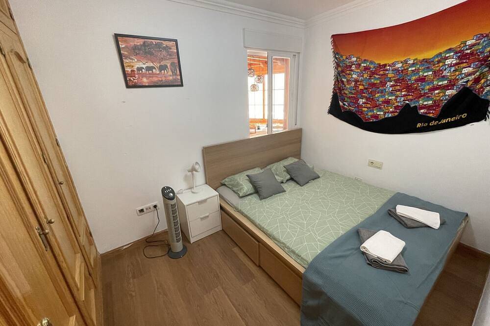 Entire apartment, Sunny 3 bed apartment only 7 minute walk from beach in La Herradura, Almuñecar