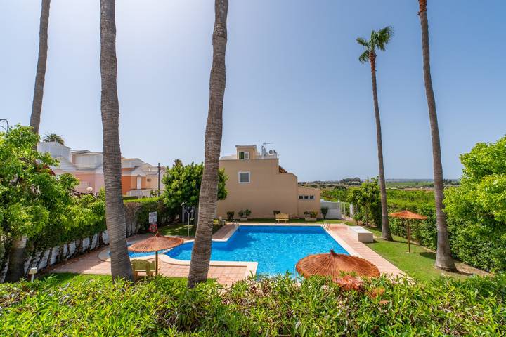 Ferienhaus für 7 Personen, mit Balkon und Kinderpool sowie Seeblick in Guardamar del Segura