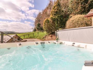 Cottage for 16 People in Powys, Mid-Wales, Photo 1