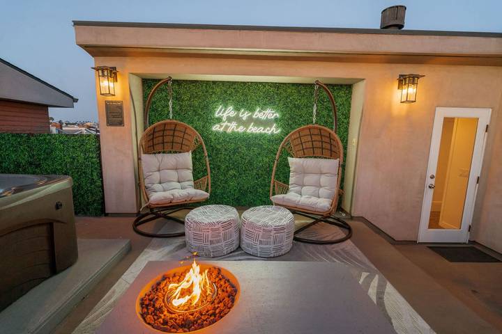 Vacation rental for 15 people, with balcony and ocean view in Balboa Peninsula